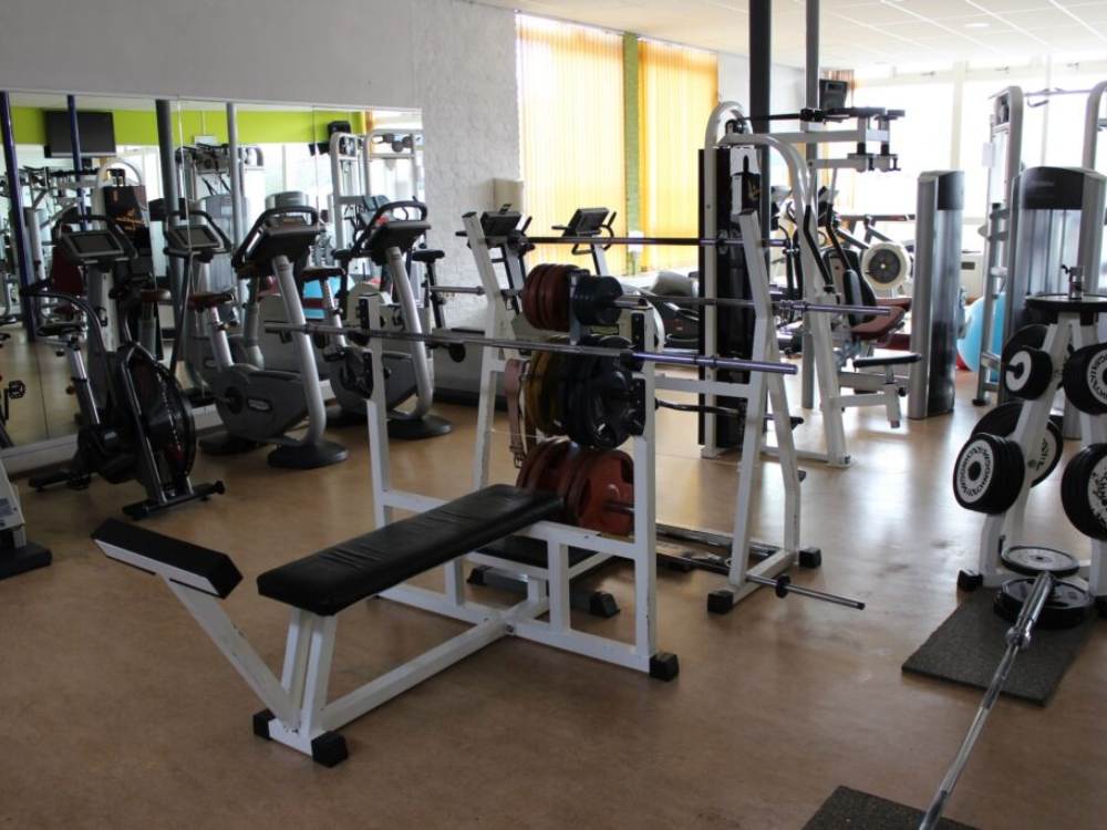 open gym en privé gym waarbij personal trainer groepslessen geeft